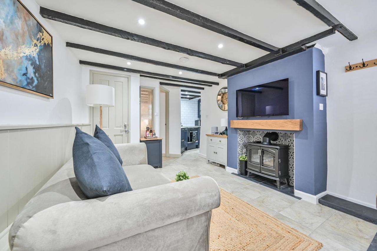 Luxury Couple's Getaway With River Views And Parking *