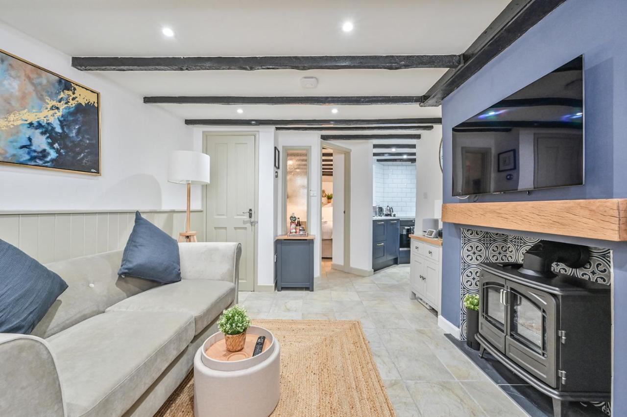 Luxury Couple's Getaway With River Views And Parking *